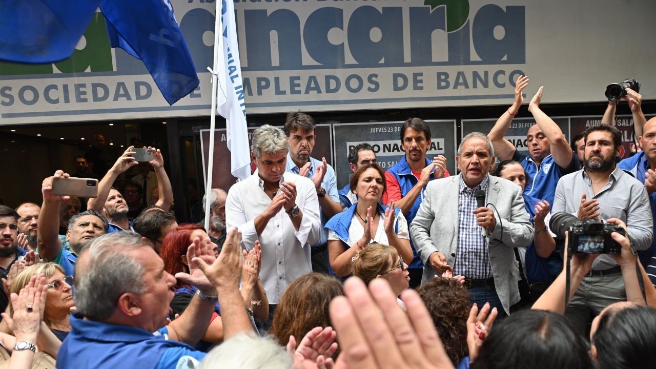Trabajadores bancarios reunidos frente a la sede de La Bancaria