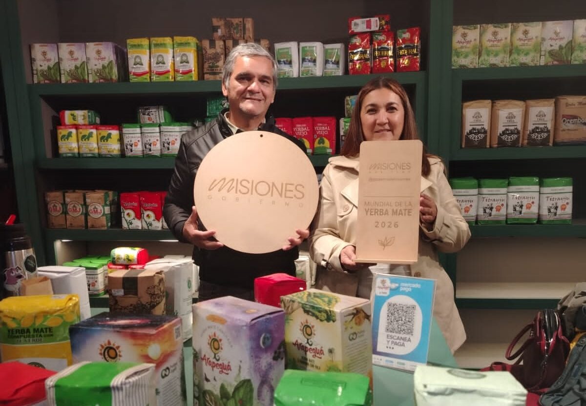 Representantes de Misiones muestran productos de yerba mate y un reconocimiento del Mundial de la Yerba Mate 2026