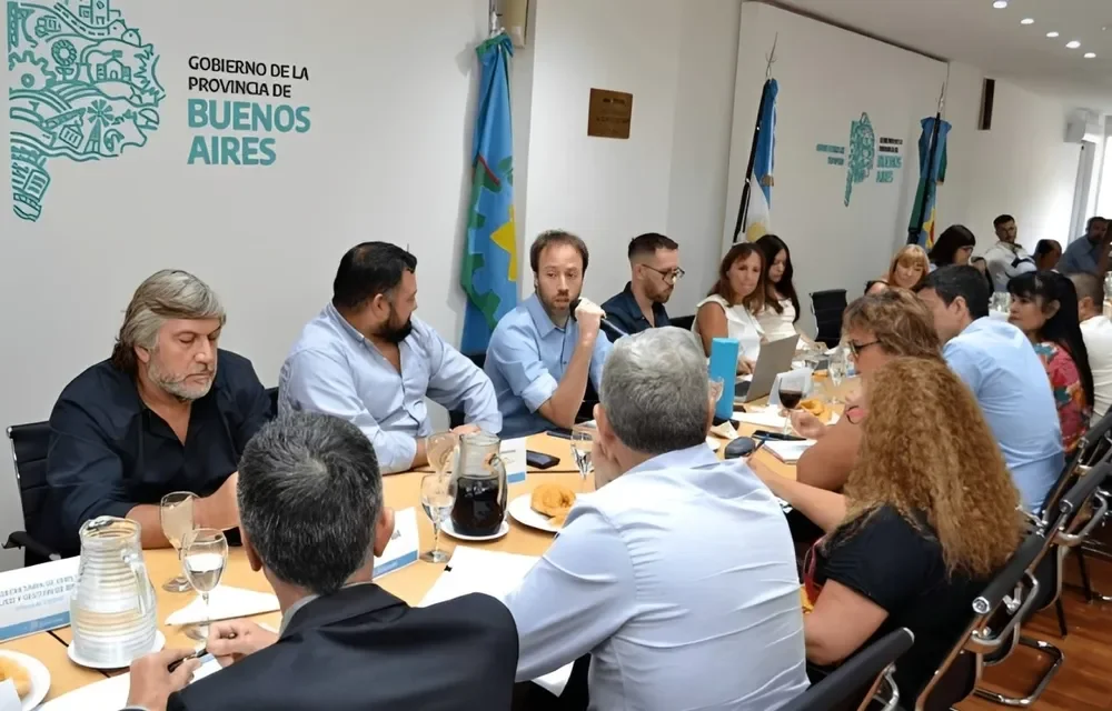 Una reunión de paritarias en un salón del Gobierno de la Provincia de Buenos Aires