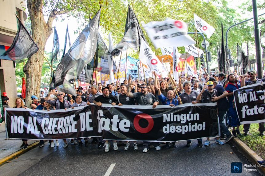 Marcha de trabajadores de Fate con una bandera que dice No al cierre de Fate, ning�n despido