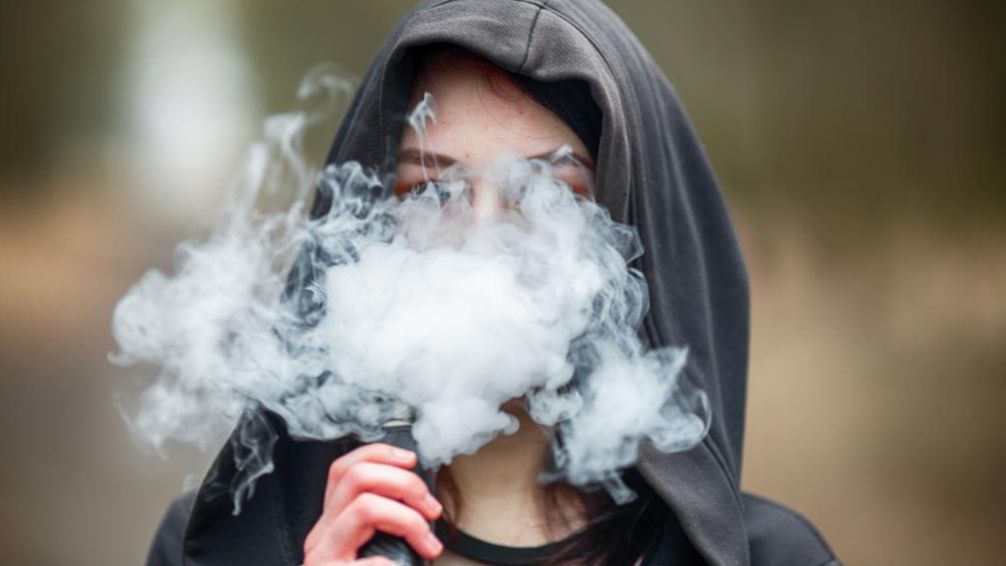 El Gobierno habilita el vapeo y crecen las críticas por el riesgo de adicción en adolescentes