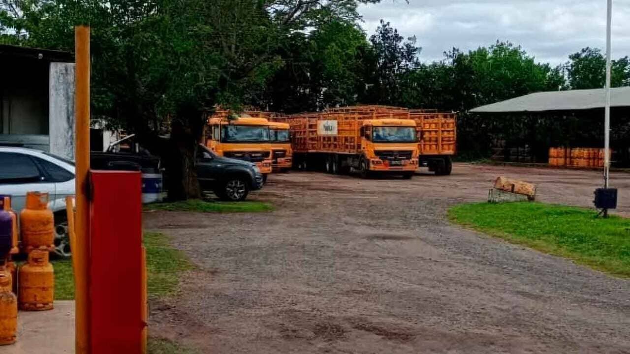 Camiones de reparto de garrafas estacionados en el predio de la planta de Amarilla Gas en Chivilcoy