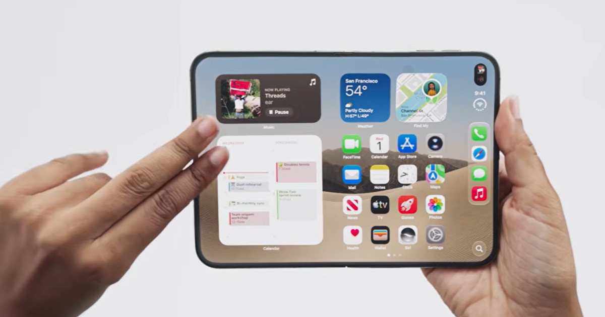 Persona sosteniendo el iPhone Duo, el primer tel�fono plegable de Apple