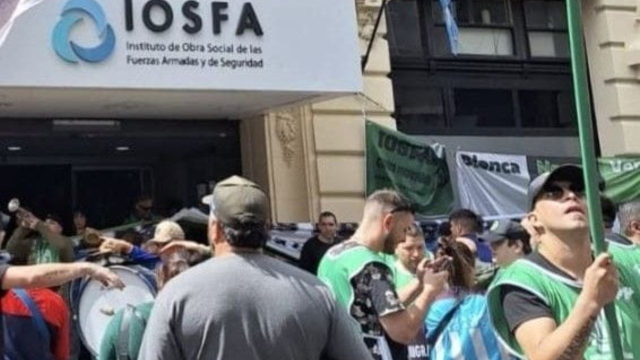 Trabajadores de ATE con banderas y un bombo frente a la sede del IOSFA