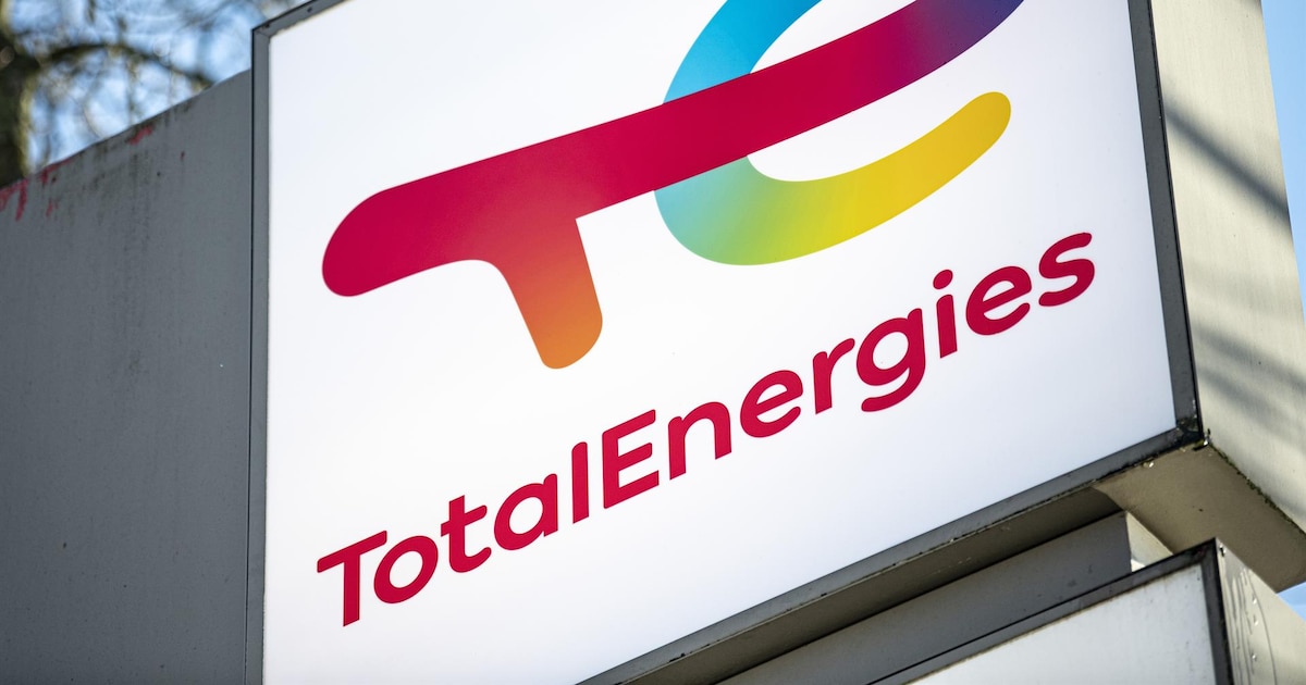 Cartel con el logo de TotalEnergies