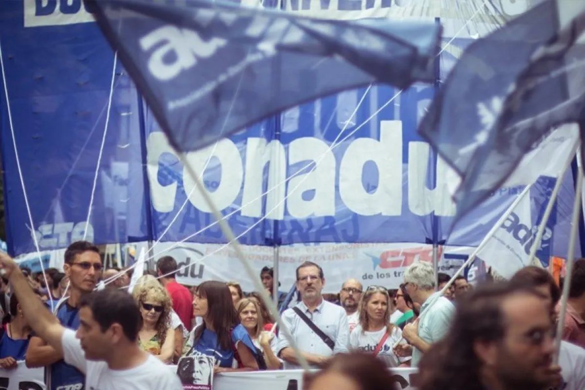 Docentes universitarios marchando con banderas de CONADU