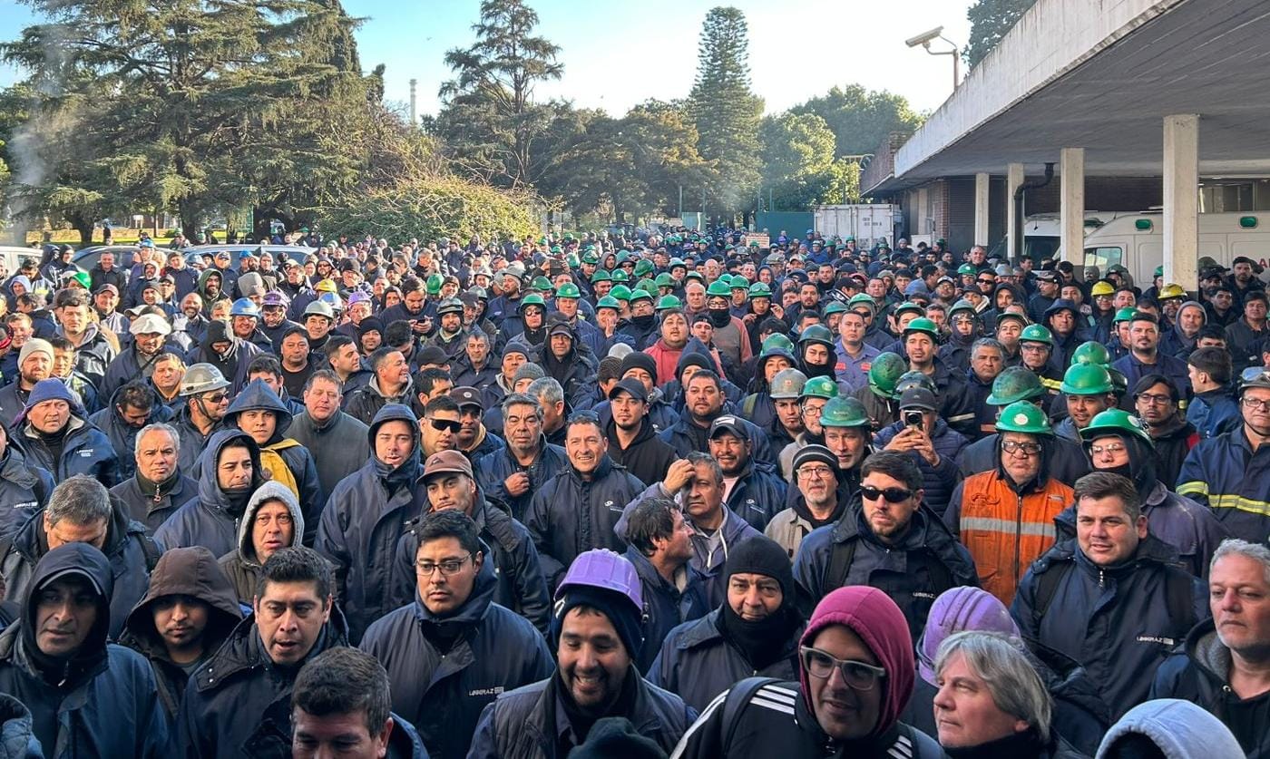 Gran cantidad de trabajadores siderurgicos con cascos reunidos en la planta