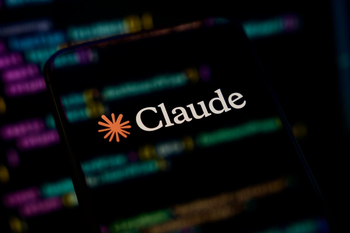 Un celular muestra el logo de Claude, el modelo de IA de Anthropic
