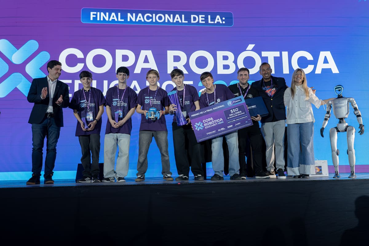 Equipo ganador de la Copa Rob�tica Educabot 2026 en el escenario con su trofeo