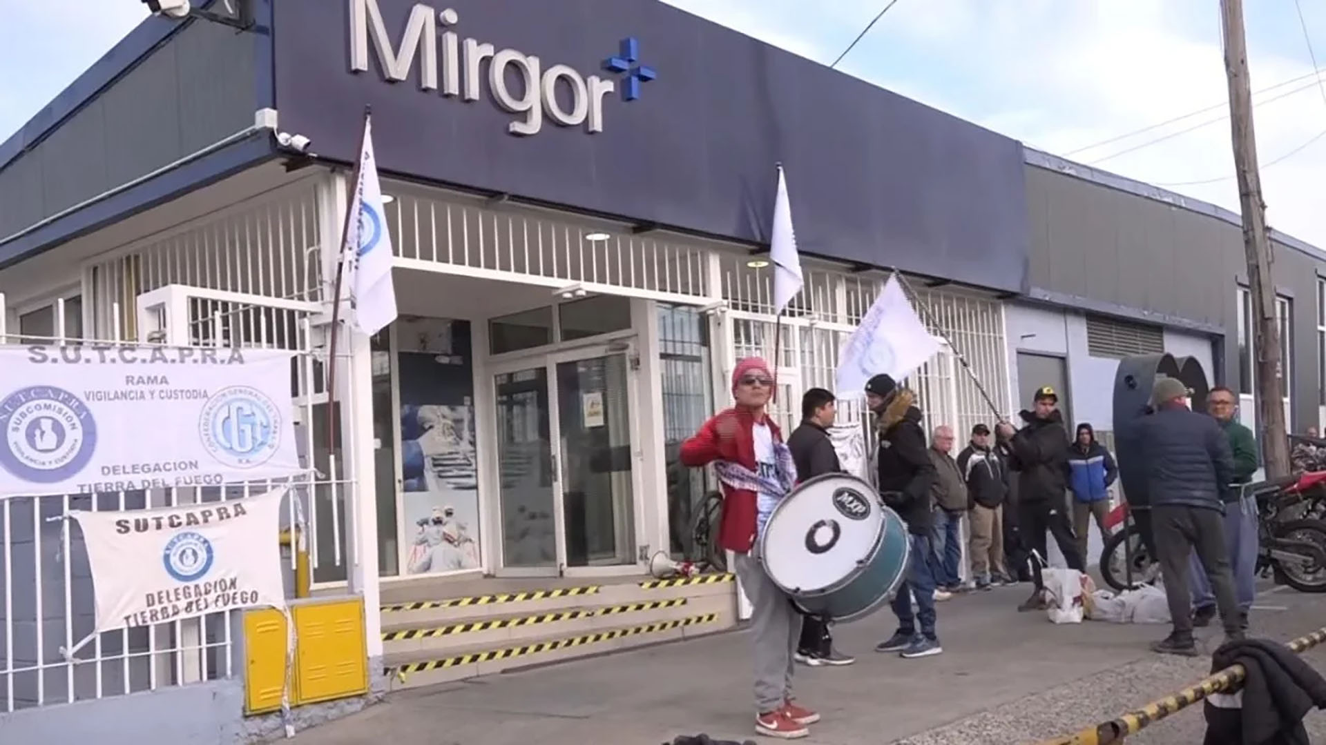 Trabajadores con banderas sindicales y un bombo frente a la planta de Mirgor en Río Grande, Tierra del Fuego