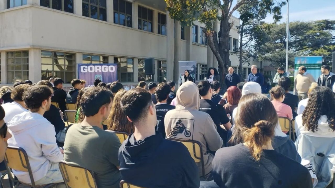Docentes y nodocentes reunidos en una asamblea universitaria al aire libre