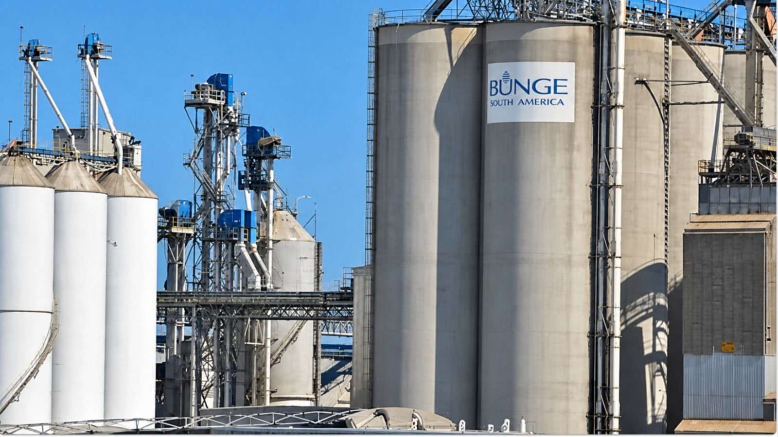Silos de granos con el cartel de Bunge South America (imagen de archivo)